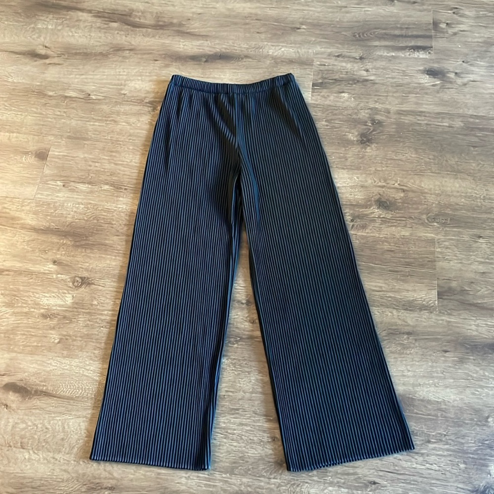 Uniqlo black pleated pants